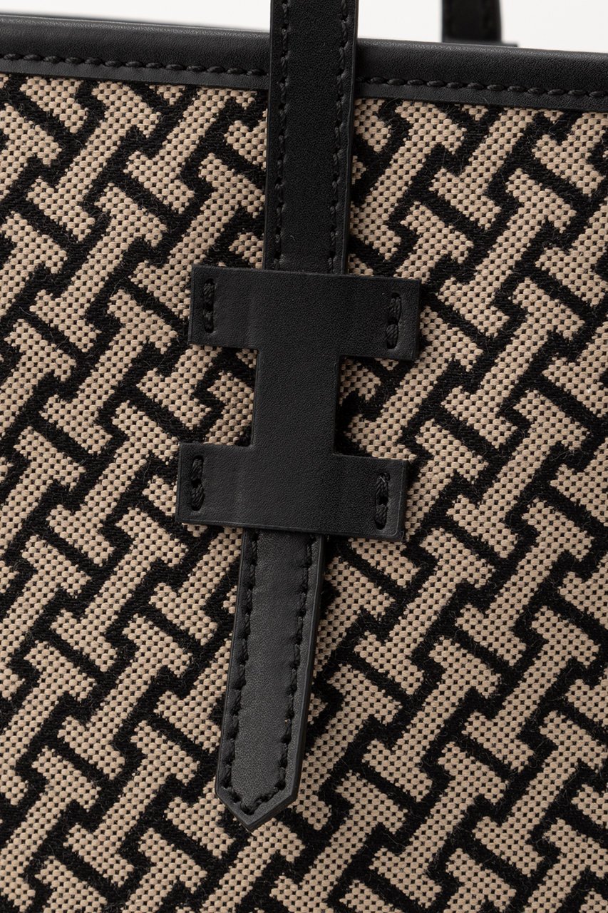 【イアクッチ/IACUCCI】のモノグランマ L JACQUARD/RUGA 人気、トレンドファッション・服の通販 founy(ファニー) 　ファッション　Fashion　レディースファッション　Fashion for Women　バッグ　Bags　クラシカル　Classical, Vintage-Inspired　クール　Cool, Chic　シェイプ　Shape, Slim Fit　シルバー　Silver, Metallic Silver　ジャカード／ジャガード　Jacquard, Woven Pattern　スマート　Smart, Elegant　定番　Standard, Basic Item　ポケット　Pocket, Pocket Detail　メタル　Metal, Metal Parts　モダン　Modern, Contemporary　other-3|ID: prp329100004199147 ipo3291000000035873807