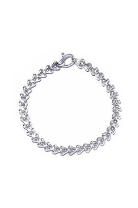 【クイップ クエイント/quip queint】のherringbone S ブレスレット 人気、トレンドファッション・服の通販 founy(ファニー) ファッション Fashion レディースファッション Fashion for Women ジュエリー Jewelry ファッションリング Fashion Rings チェーン＆カフブレスレット Cuff & Chain Bracelets バングル・カフブレスレット Bangles & Cuff Bracelets クール Cool, Chic シルバー Silver, Metallic Silver ブレスレット Bracelet, Wristband モダン Modern, Contemporary エレガント 上品 Elegant |ID:prp329100004230914