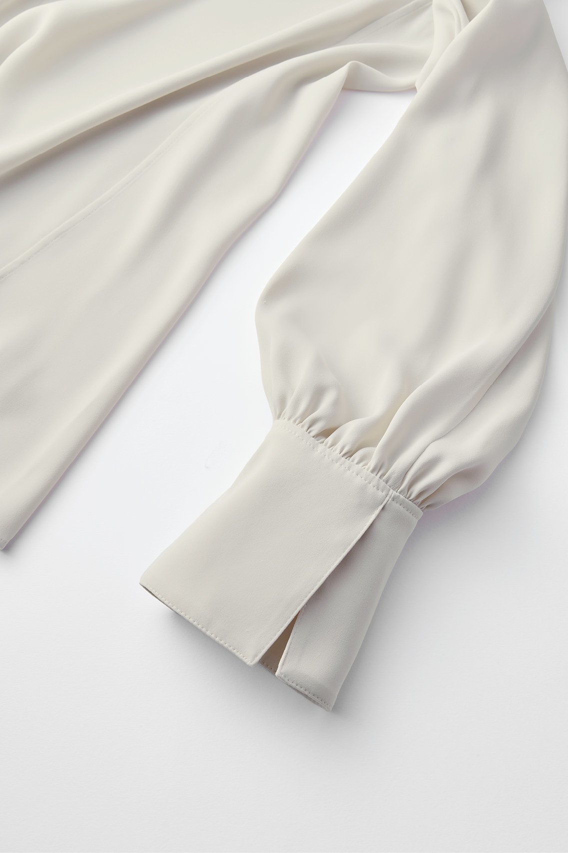 【デイジーリン/DAISY LIN】のDaisy Sophisticated Blouse 人気、トレンドファッション・服の通販 founy(ファニー) 　ファッション　Fashion　レディースファッション　Fashion for Women　トップス・カットソー　Cut & Sew Tops　シャツ・ブラウス・オフィスカジュアル　Elegant Blouses & Button-Ups　ウォッシャブル　Machine Washable　カフス　Cuff Design　サテン　Satin, Glossy Fabric　ストレッチ　Stretch, Stretchy Fabric　スリット　Slit, Slit Detail　スリーブ　Sleeve, Long Sleeve / Short Sleeve　ドレープ　Drape, Draping Fabric　バランス　Balance, Style Balance　パウダー　Powder, Soft Tone　ベーシック　Basic, Essential　ロング　Long, Long-Length　other-4|ID: prp329100004231832 ipo3291000000035823224