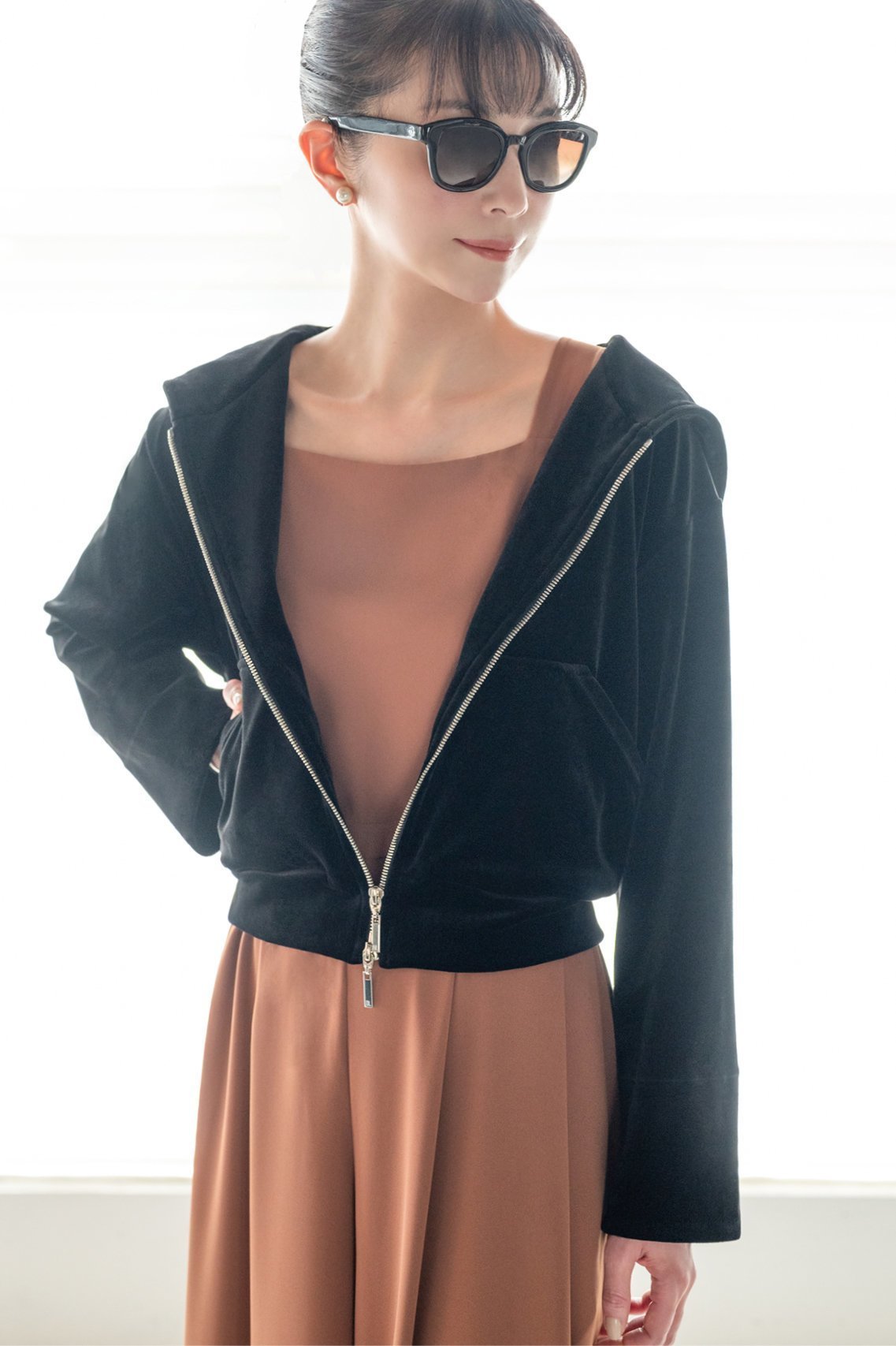 【デイジーリン/DAISY LIN】のDaisy Velour “LUXURY PARKA” 人気、トレンドファッション・服の通販 founy(ファニー) 　ファッション　Fashion　レディースファッション　Fashion for Women　トップス・カットソー　Cut & Sew Tops　シャツ・ブラウス・オフィスカジュアル　Elegant Blouses & Button-Ups　レディースパーカー・カジュアルフーディー　Casual Hoodies & Sweatshirts　ロングTシャツ・Tシャツ　Longline T-Shirts & Tees　スウェット・クルーネックトップス　Sweatshirts & Crewnecks / Relaxed Fit Sweat Tops　カットソー・ベーシックTシャツ　Cut-and-Sewn Tops / Stretch Tees & Basics　ベロアトップス　Velour Tops / Velvet-Look Items　おすすめ　Recommended / Our Picks　なめらか　Smooth, Silky Texture　ウォッシャブル　Machine Washable　エレガント 上品　Elegant　シルバー　Silver, Metallic Silver　ボトム　Bottoms, Lower Wear　other-4|ID: prp329100004240658 ipo3291000000032892260