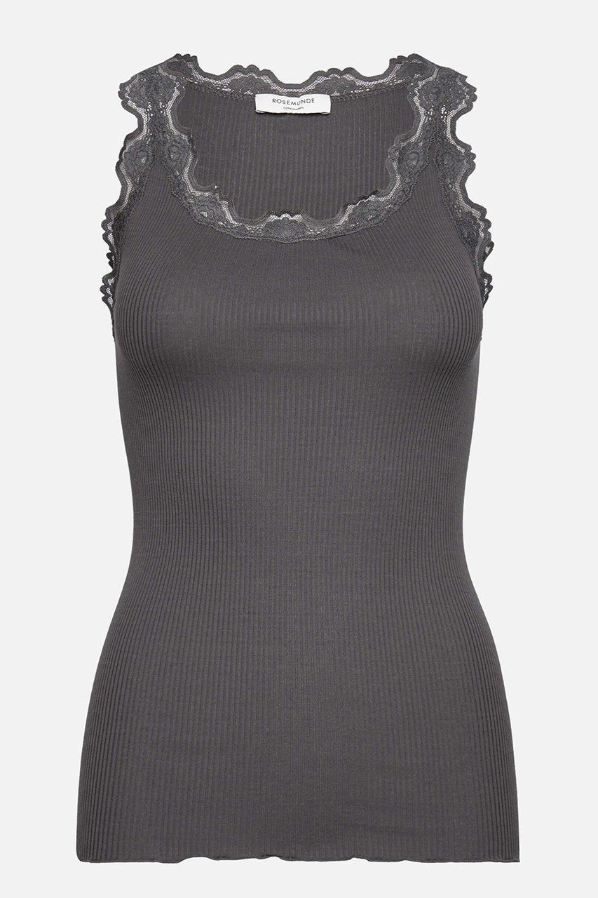 【ロサムンド/ROSEMUNDE】のレース付きタンクトップ シルクコットン インテリア・キッズ・メンズ・レディースファッション・服の通販 founy(ファニー) 　ファッション　Fashion　レディースファッション　Fashion for Women　トップス・カットソー　Cut & Sew Tops　キャミソール&ノースリーブ　Camisoles & Sleeveless Tops　シャツ・ブラウス・オフィスカジュアル　Elegant Blouses & Button-Ups　ロングTシャツ・Tシャツ　Longline T-Shirts & Tees　カットソー・ベーシックTシャツ　Cut-and-Sewn Tops / Stretch Tees & Basics　キャミソール　Camisole, Spaghetti Strap Top　シルク　Silk, 100% Silk　タンク　Tank Top, Sleeveless Top　フィット　Fit, Slim Fit　フェミニン　Feminine, Girly　フリル　Frill, Ruffle　ホリデーシーズン　Holiday Season　ホールガーメント　WholeGarment, Seamless Knit　レース　Lace, Lace Fabric　冬　Winter / This Winter　夏　Summer　マグネット|ID: prp329100004242074 ipo3291000000032891342