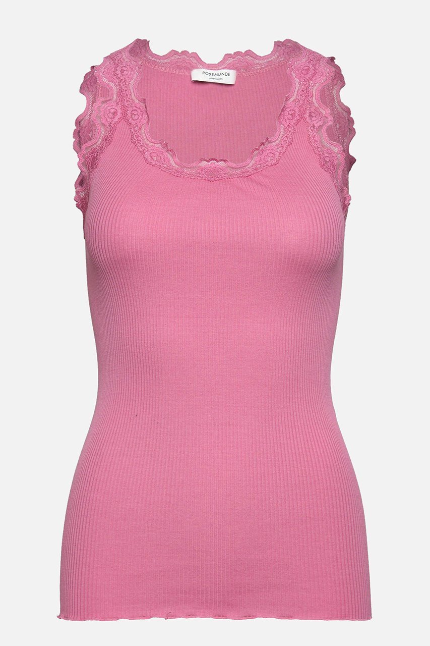 【ロサムンド/ROSEMUNDE】のレース付きタンクトップ シルクコットン インテリア・キッズ・メンズ・レディースファッション・服の通販 founy(ファニー) 　ファッション　Fashion　レディースファッション　Fashion for Women　トップス・カットソー　Cut & Sew Tops　キャミソール&ノースリーブ　Camisoles & Sleeveless Tops　シャツ・ブラウス・オフィスカジュアル　Elegant Blouses & Button-Ups　ロングTシャツ・Tシャツ　Longline T-Shirts & Tees　カットソー・ベーシックTシャツ　Cut-and-Sewn Tops / Stretch Tees & Basics　キャミソール　Camisole, Spaghetti Strap Top　シルク　Silk, 100% Silk　タンク　Tank Top, Sleeveless Top　フィット　Fit, Slim Fit　フェミニン　Feminine, Girly　フリル　Frill, Ruffle　ホリデーシーズン　Holiday Season　ホールガーメント　WholeGarment, Seamless Knit　レース　Lace, Lace Fabric　冬　Winter / This Winter　夏　Summer　シュガープラム|ID: prp329100004242074 ipo3291000000032891372