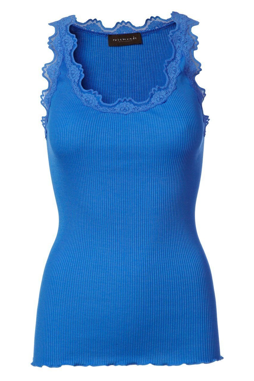 【ロサムンド/ROSEMUNDE】のレース付きタンクトップ シルクコットン インテリア・キッズ・メンズ・レディースファッション・服の通販 founy(ファニー) 　ファッション　Fashion　レディースファッション　Fashion for Women　トップス・カットソー　Cut & Sew Tops　キャミソール&ノースリーブ　Camisoles & Sleeveless Tops　シャツ・ブラウス・オフィスカジュアル　Elegant Blouses & Button-Ups　ロングTシャツ・Tシャツ　Longline T-Shirts & Tees　カットソー・ベーシックTシャツ　Cut-and-Sewn Tops / Stretch Tees & Basics　キャミソール　Camisole, Spaghetti Strap Top　シルク　Silk, 100% Silk　タンク　Tank Top, Sleeveless Top　フィット　Fit, Slim Fit　フェミニン　Feminine, Girly　フリル　Frill, Ruffle　ホリデーシーズン　Holiday Season　ホールガーメント　WholeGarment, Seamless Knit　レース　Lace, Lace Fabric　冬　Winter / This Winter　夏　Summer　アトランティスブルー|ID: prp329100004242074 ipo3291000000032891395