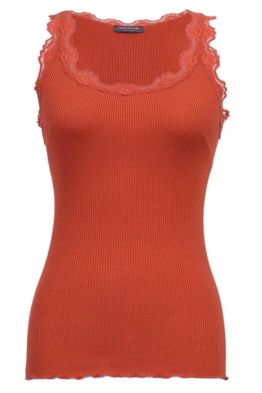 【ロサムンド/ROSEMUNDE】のレース付きタンクトップ シルクコットン インテリア・キッズ・メンズ・レディースファッション・服の通販 founy(ファニー) 　ファッション　Fashion　レディースファッション　Fashion for Women　トップス・カットソー　Cut & Sew Tops　キャミソール&ノースリーブ　Camisoles & Sleeveless Tops　シャツ・ブラウス・オフィスカジュアル　Elegant Blouses & Button-Ups　ロングTシャツ・Tシャツ　Longline T-Shirts & Tees　カットソー・ベーシックTシャツ　Cut-and-Sewn Tops / Stretch Tees & Basics　キャミソール　Camisole, Spaghetti Strap Top　シルク　Silk, 100% Silk　タンク　Tank Top, Sleeveless Top　フィット　Fit, Slim Fit　フェミニン　Feminine, Girly　フリル　Frill, Ruffle　ホリデーシーズン　Holiday Season　ホールガーメント　WholeGarment, Seamless Knit　レース　Lace, Lace Fabric　冬　Winter / This Winter　夏　Summer　パプリカ|ID: prp329100004242074 ipo3291000000032891410