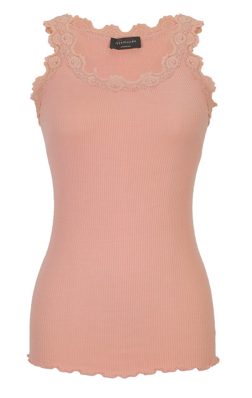 【ロサムンド/ROSEMUNDE】のレース付きタンクトップ シルクコットン インテリア・キッズ・メンズ・レディースファッション・服の通販 founy(ファニー) 　ファッション　Fashion　レディースファッション　Fashion for Women　トップス・カットソー　Cut & Sew Tops　キャミソール&ノースリーブ　Camisoles & Sleeveless Tops　シャツ・ブラウス・オフィスカジュアル　Elegant Blouses & Button-Ups　ロングTシャツ・Tシャツ　Longline T-Shirts & Tees　カットソー・ベーシックTシャツ　Cut-and-Sewn Tops / Stretch Tees & Basics　キャミソール　Camisole, Spaghetti Strap Top　シルク　Silk, 100% Silk　タンク　Tank Top, Sleeveless Top　フィット　Fit, Slim Fit　フェミニン　Feminine, Girly　フリル　Frill, Ruffle　ホリデーシーズン　Holiday Season　ホールガーメント　WholeGarment, Seamless Knit　レース　Lace, Lace Fabric　冬　Winter / This Winter　夏　Summer　ピーチーローズ|ID: prp329100004242074 ipo3291000000032891427