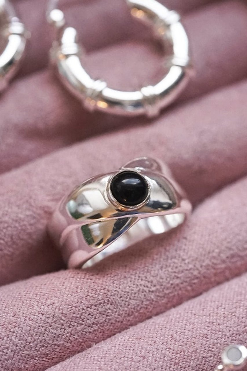 【デイジー ロンドン/DAISY LONDON】の【Polly Sayer】Black Onyx Chunky Band リング シルバー 人気、トレンドファッション・服の通販 founy(ファニー) 　ファッション　Fashion　レディースファッション　Fashion for Women　ジュエリー　Jewelry　シルバー　Silver, Metallic Silver　ジュエリー　Jewelry, Accessories　スタイリッシュ　Stylish, Fashionable　ストーン　Stone, Gem-Like　フェミニン　Feminine, Girly　other-8|ID: prp329100004259127 ipo3291000000035659646
