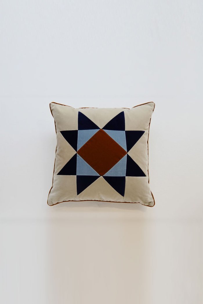 【センプレ/SEMPRE / GOODS】の【Christina Lundsteen】 ベルベットクッション ヴェガ インテリア・キッズ・メンズ・レディースファッション・服の通販 founy(ファニー) https://founy.com/ クッション Cushion, Throw Pillow ダウン Down, Puffer パッチワーク Patchwork, Mixed Fabric ファブリック Fabric, Textile フェザー Feather, Feather Detail ベルベット Velvet, Velvety 抗菌 Antibacterial, Bacteria-Resistant |ID: prp329100004286055 ipo3291000000029752874