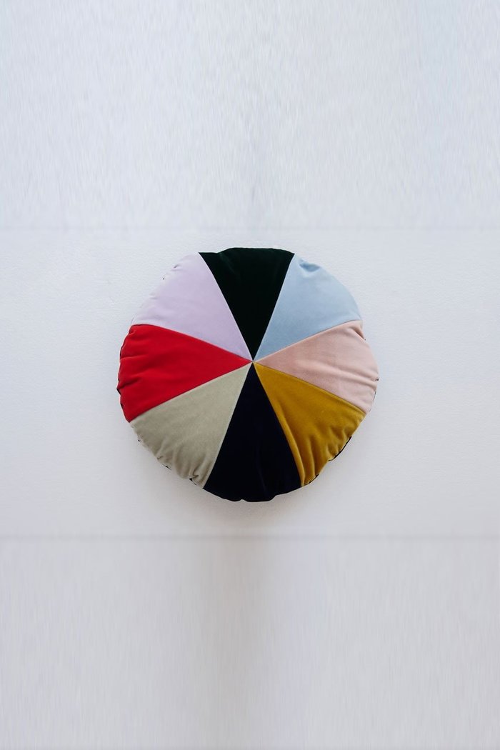 【センプレ/SEMPRE / GOODS】の【Christina Lundsteen】 ベルベットクッション ローラ インテリア・キッズ・メンズ・レディースファッション・服の通販 founy(ファニー) https://founy.com/ クッション Cushion, Throw Pillow ダウン Down, Puffer パッチワーク Patchwork, Mixed Fabric ファブリック Fabric, Textile フェザー Feather, Feather Detail ベルベット Velvet, Velvety 抗菌 Antibacterial, Bacteria-Resistant |ID: prp329100004286056 ipo3291000000029752876