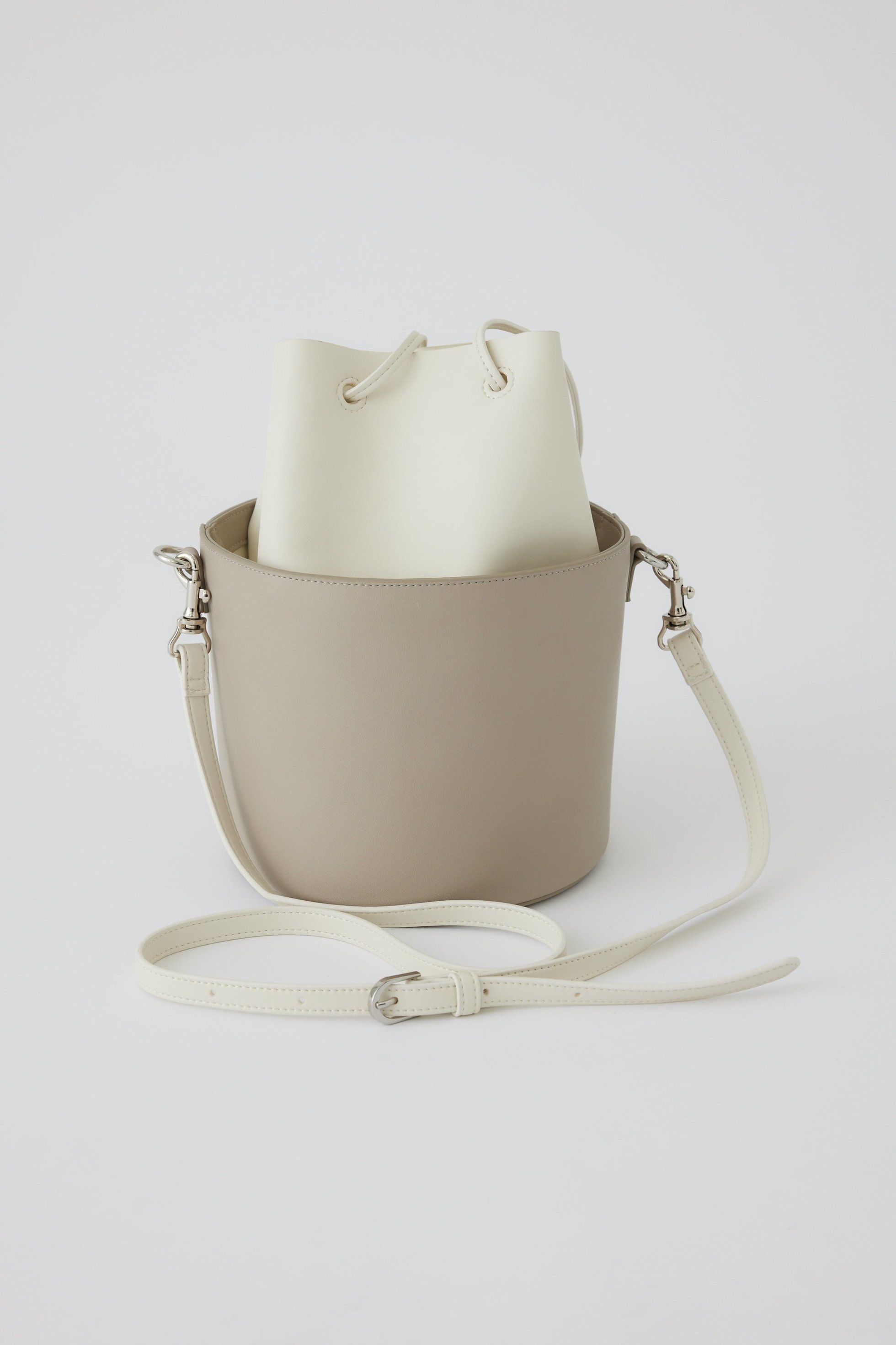 【リムアーク/RIM.ARK】のCombination bucket bag/バッグ インテリア・キッズ・メンズ・レディースファッション・服の通販 founy(ファニー) 　ファッション　Fashion　レディースファッション　Ladies' Fashion Online　バッグ　Bag　コンパクト　Compact　スタンダード　Standard　ハンドバッグ　Handbag　春　Spring　グレージュ|ID: prp329100004293846 ipo3291000000032376928