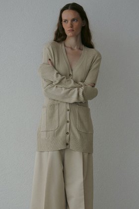 【エトレトウキョウ/ETRE TOKYO】のランダムリブVネックニットカーディガン 人気、トレンドファッション・服の通販 founy(ファニー) ファッション Fashion レディースファッション Fashion for Women トップス・カットソー Cut & Sew Tops ニット Knit Tops & Sweaters カーディガン・羽織り Layered Style Cardigans Vネックトップス V-Neck Tops / V-Cut Neckline Shirts カーディガン Cardigan, Knitwear コンパクト Compact, Small Size シンプル Simple, Minimal ポケット Pocket, Pocket Detail ランダム Random, Irregular ワンポイント One Point, Statement Accent |ID:prp329100004300119