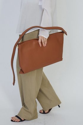 【プルミエ アロンディスモン/1er Arrondissement】 【PUNTI】GRAFT-TOTE トートバッグ人気、トレンドファッション・服の通販 founy(ファニー) ファッション Fashion レディースファッション WOMEN バッグ Bag 2025年 2025 A/W・秋冬 Aw・Autumn/Winter・Fw・Fall-Winter S/S・春夏 Ss・Spring/Summer イタリア Italy エレガント 上品 Elegant クラッチ Clutch ショルダー Shoulder 夏 Summer 春 Spring |ID:prp329100004311636