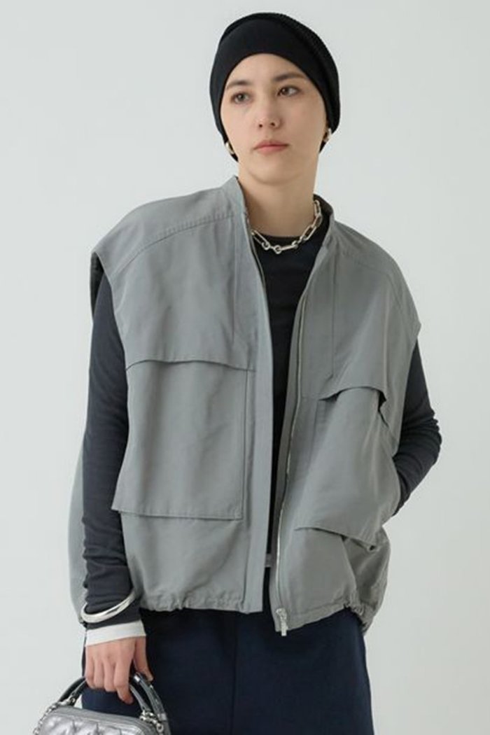 【カオス/Chaos】のカラマンドベスト インテリア・キッズ・メンズ・レディースファッション・服の通販 founy(ファニー) https://founy.com/ ファッション Fashion レディースファッション Fashion for Women アウター Coat / Outerwear Collection レディースジャケット・軽アウター Jackets グログラン Grosgrain, Grosgrain Ribbon シンプル Simple, Minimal ジャケット Jacket, Outerwear スタンド Stand Collar, Upright Stand タフタ Taffeta, Structured Fabric ドロップ Drop Shoulder, Dropped Style ドローコード Drawcord, Drawstring Cord ベスト Vest, Waistcoat ポケット Pocket, Pocket Detail 軽量 Lightweight, Ultra Light |ID: prp329100004337354 ipo3291000000032967064
