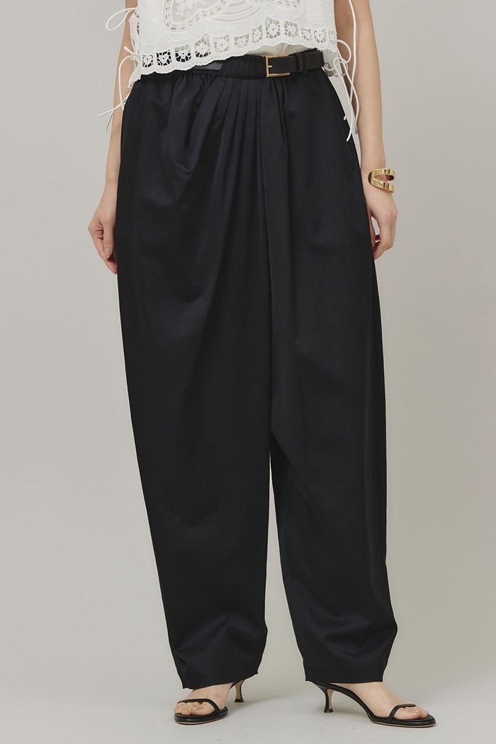【カレンソロジー/Curensology】のサテンドレープパンツ インテリア・キッズ・メンズ・レディースファッション・服の通販 founy(ファニー) https://founy.com/ ファッション Fashion レディースファッション Fashion for Women パンツ Pants & Trousers ギャザー Gathered, Ruffled サテン Satin, Glossy Fabric フィット Fit, Slim Fit ループ Loop, Loop Knit ワッシャー Washer, Crinkled Finish |ID: prp329100004342944 ipo3291000000035498349