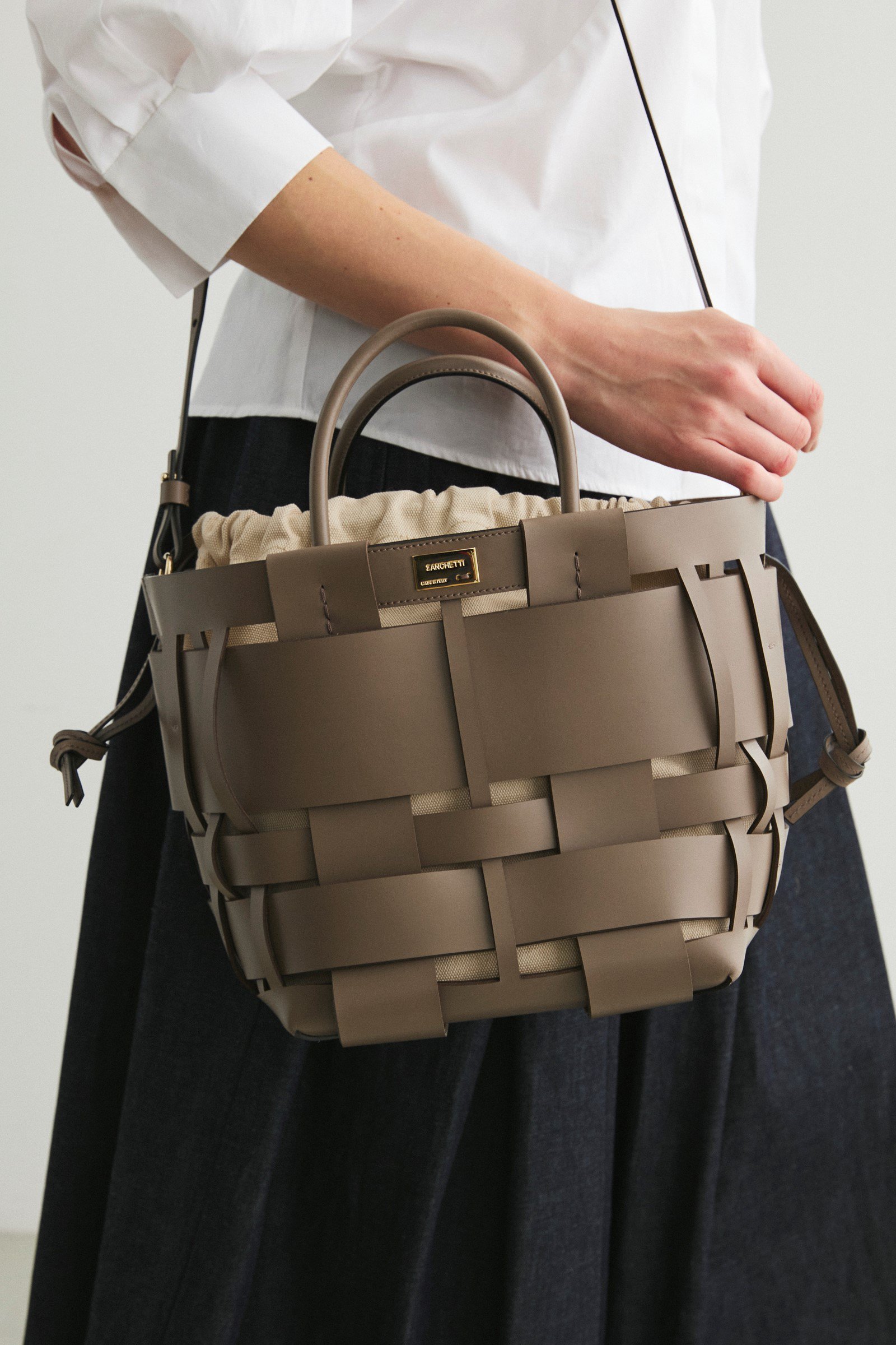 【ザンチェッティ/ZANCHETTI】のWOVEN MIDI SHOPPER 2WAYバッグ 人気、トレンドファッション・服の通販 founy(ファニー) 　ファッション　Fashion　レディースファッション　WOMEN　バッグ　Bag　ショルダー　Shoulder　メッシュ　Mesh　ランダム　Random　エレガント 上品　Elegant　巾着　Purse　other-2|ID: prp329100004358308 ipo3291000000031342825