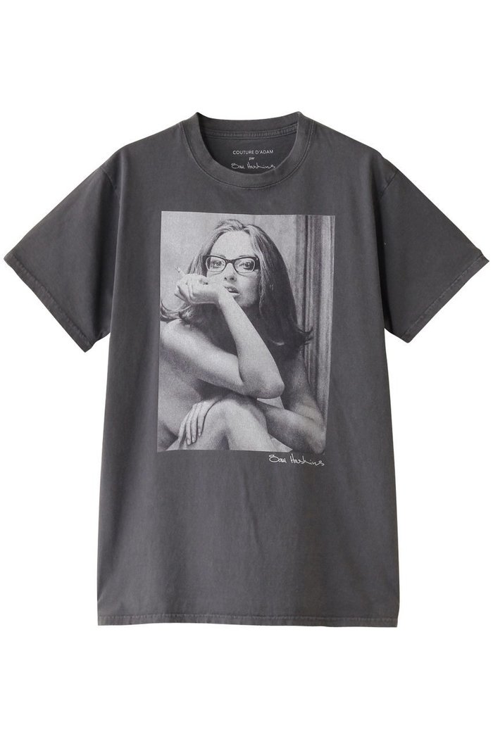 【クチュールドアダム/COUTURE D'ADAM】のSam Haskins プリントTシャツ インテリア・キッズ・メンズ・レディースファッション・服の通販 founy(ファニー) https://founy.com/ ファッション Fashion レディースファッション WOMEN トップス・カットソー Tops/Tshirt シャツ/ブラウス Shirts/Blouses ロング / Tシャツ T-Shirts カットソー Cut and Sewn ショート Short スリーブ Sleeve プリント Print モノトーン Monotone |ID: prp329100004388954 ipo3291000000030681984