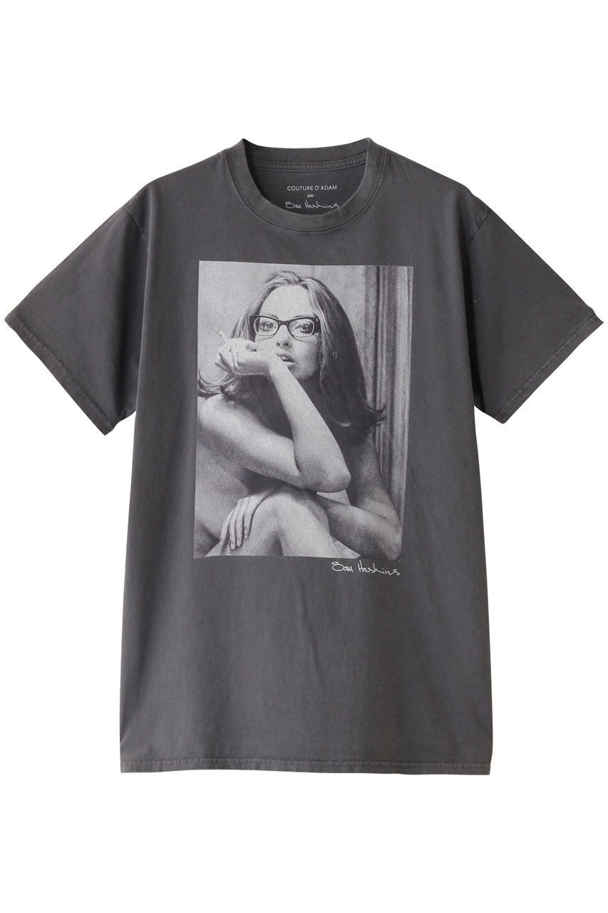【クチュールドアダム/COUTURE D'ADAM】のSam Haskins プリントTシャツ インテリア・キッズ・メンズ・レディースファッション・服の通販 founy(ファニー) 　ファッション　Fashion　レディースファッション　Fashion for Women　トップス・カットソー　Cut & Sew Tops　シャツ・ブラウス・オフィスカジュアル　Elegant Blouses & Button-Ups　ロングTシャツ・Tシャツ　Longline T-Shirts & Tees　カットソー・ベーシックTシャツ　Cut-and-Sewn Tops / Stretch Tees & Basics　ショート　Short, Short Length　スリーブ　Sleeve, Long Sleeve / Short Sleeve　プリント　Print, Printed Pattern　モノトーン　Monotone, Black and White　ダークグレー(Glasses)|ID: prp329100004388954 ipo3291000000032808523