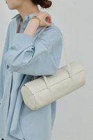 【ガリャルダガランテ/GALLARDAGALANTE】の【Hoaw.】横長シリンダーバッグ 人気、トレンドファッション・服の通販 founy(ファニー) ファッション Fashion レディースファッション WOMEN バッグ Bag アクセサリー Accessories シェイプ Shape シューズ Shoes トレンド Trend モダン Modern ワイド Wide |ID:prp329100004388986