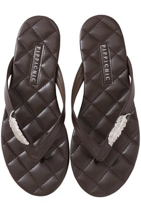 【ピッピシック/Pippichic】 【ELLE SHOP限定】CHIC CHIC FEATHER トングサンダル人気、トレンドファッション・服の通販 founy(ファニー) ファッション Fashion レディースファッション Fashion for Women インソール Shoe Insole エレガント 上品 Elegant キルティング Quilted, Quilting サンダル Sandals, Summer Shoes シルバー Silver, Metallic Silver ビーチ Beach, Seaside フェザー Feather, Feather Detail モチーフ Motif, Design Theme リゾート Resort, Vacation Style |ID:prp329100004410784