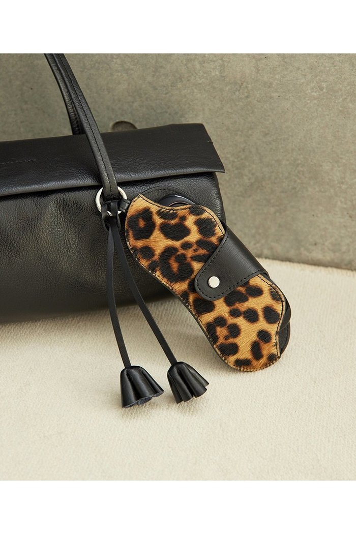【ウィムガゼット/Whim Gazette】の【Hoaw.】Glasses Case インテリア・キッズ・メンズ・レディースファッション・服の通販 founy(ファニー) https://founy.com/ ファッション Fashion レディースファッション Fashion for Women サングラス&メガネ Sunglasses & Eyewear ポーチ&ミニバッグ Pouches & Mini Bags アクセサリー Fashion Accessories サングラス Sunglasses, Shades シューズ Shoes, Footwear シンプル Simple, Minimal スタイリッシュ Stylish, Fashionable チャーム Charm, Pendant ボックス Boxy, Box Shape ポーチ Pouch, Small Case ループ Loop, Loop Knit レオパード Leopard, Animal Print |ID: prp329100004410906 ipo3291000000033726410