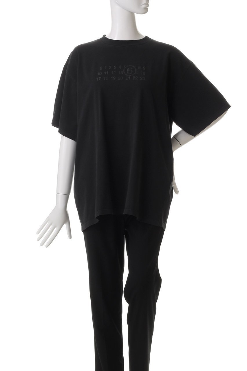 【エムエム6 メゾン マルタン マルジェラ/MM6 Maison Martin Margiela】のナンバリング ロゴ プリント Tシャツ 人気、トレンドファッション・服の通販 founy(ファニー) 　ファッション　Fashion　レディースファッション　Fashion for Women　トップス・カットソー　Cut & Sew Tops　シャツ・ブラウス・オフィスカジュアル　Elegant Blouses & Button-Ups　ロングTシャツ・Tシャツ　Longline T-Shirts & Tees　カットソー・ベーシックTシャツ　Cut-and-Sewn Tops / Stretch Tees & Basics　ショート　Short, Short Length　シンプル　Simple, Minimal　スリーブ　Sleeve, Long Sleeve / Short Sleeve　ビッグ　Big, Oversized　フロント　Front, Front Design　プリント　Print, Printed Pattern　モノトーン　Monotone, Black and White　other-2|ID: prp329100004418921 ipo3291000000032866131