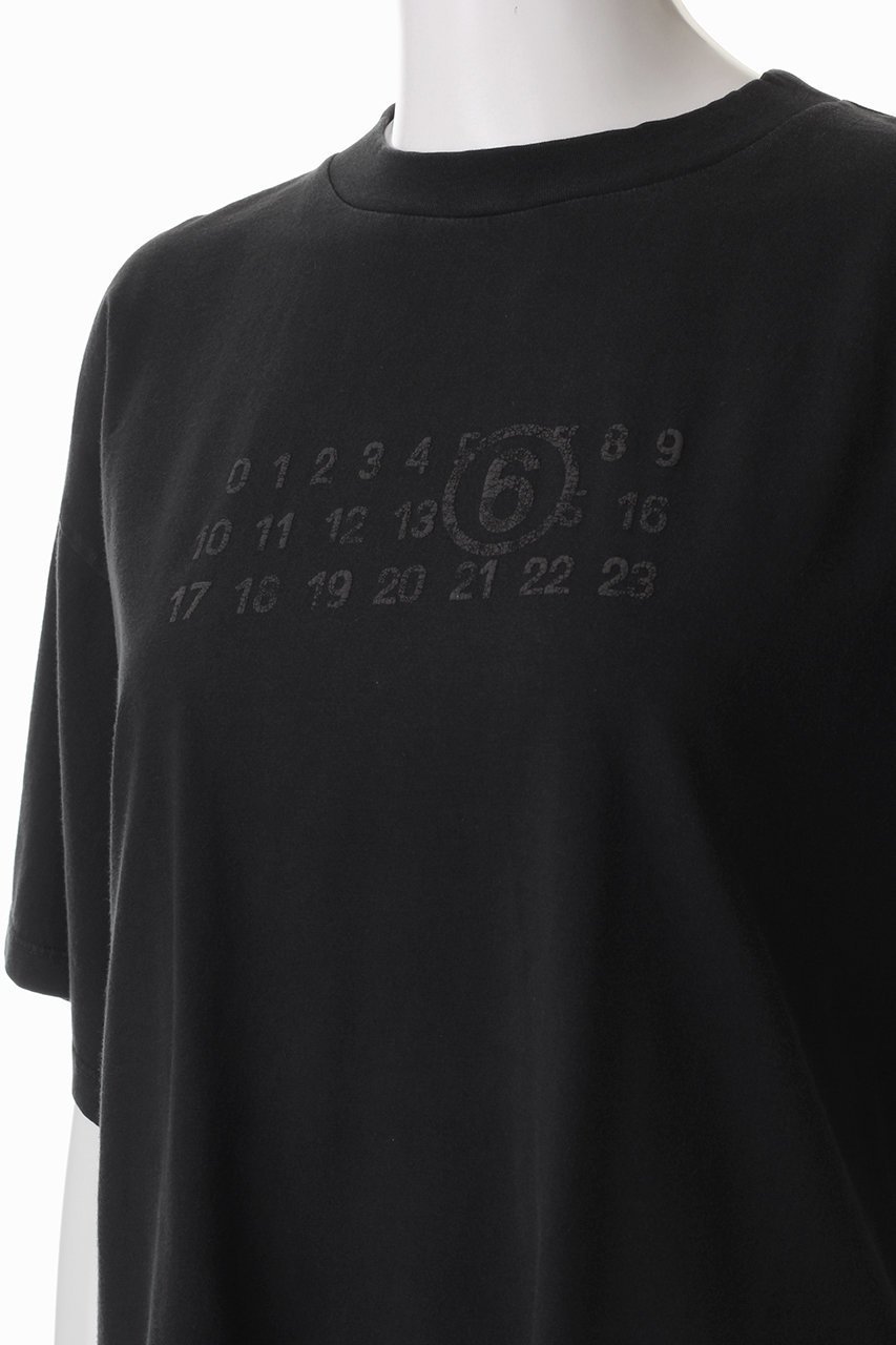 【エムエム6 メゾン マルタン マルジェラ/MM6 Maison Martin Margiela】のナンバリング ロゴ プリント Tシャツ 人気、トレンドファッション・服の通販 founy(ファニー) 　ファッション　Fashion　レディースファッション　Fashion for Women　トップス・カットソー　Cut & Sew Tops　シャツ・ブラウス・オフィスカジュアル　Elegant Blouses & Button-Ups　ロングTシャツ・Tシャツ　Longline T-Shirts & Tees　カットソー・ベーシックTシャツ　Cut-and-Sewn Tops / Stretch Tees & Basics　ショート　Short, Short Length　シンプル　Simple, Minimal　スリーブ　Sleeve, Long Sleeve / Short Sleeve　ビッグ　Big, Oversized　フロント　Front, Front Design　プリント　Print, Printed Pattern　モノトーン　Monotone, Black and White　other-5|ID: prp329100004418921 ipo3291000000032866146