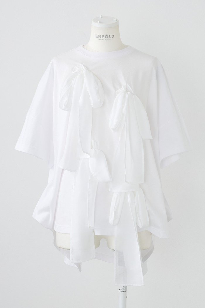 【エンフォルド/ENFOLD】のソフト天竺 リボンモチーフTシャツ インテリア・キッズ・メンズ・レディースファッション・服の通販 founy(ファニー) https://founy.com/ ファッション Fashion レディースファッション Fashion for Women トップス・カットソー Cut & Sew Tops シャツ・ブラウス・オフィスカジュアル Elegant Blouses & Button-Ups ロングTシャツ・Tシャツ Longline T-Shirts & Tees カットソー・ベーシックTシャツ Cut-and-Sewn Tops / Stretch Tees & Basics ギャザー Gathered, Ruffled ショート Short, Short Length スリーブ Sleeve, Long Sleeve / Short Sleeve バランス Balance, Style Balance モチーフ Motif, Design Theme リボン Ribbon, Bow ルーズ Loose, Oversized |ID: prp329100004420293 ipo3291000000036008542