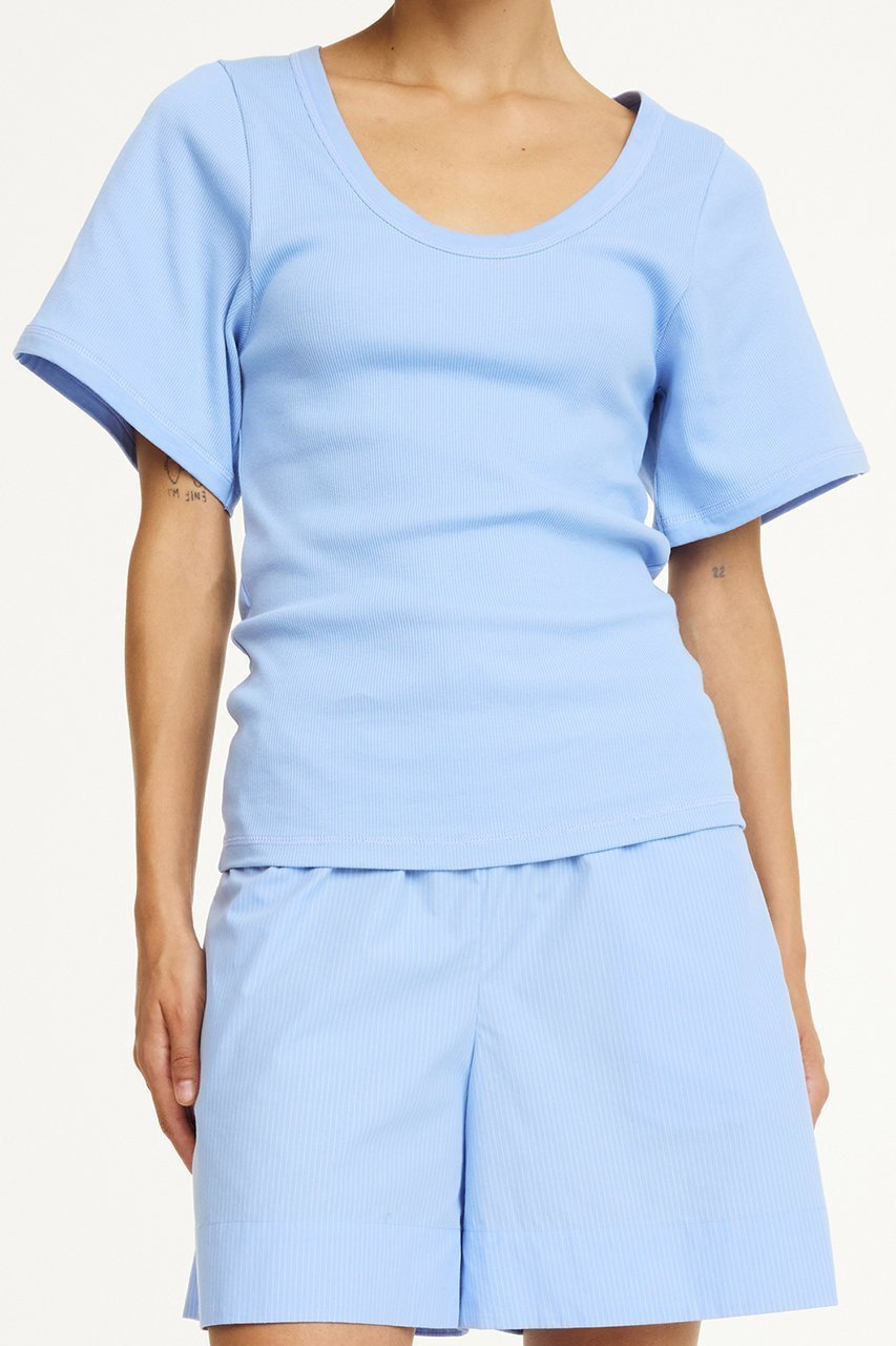 【バイ マレーネ ビルガー/BY MALENE BIRGER】のLUNAI クラシックデザインショートスリーブTシャツ 人気、トレンドファッション・服の通販 founy(ファニー) 　ファッション　Fashion　レディースファッション　Fashion for Women　トップス・カットソー　Cut & Sew Tops　シャツ・ブラウス・オフィスカジュアル　Elegant Blouses & Button-Ups　ロングTシャツ・Tシャツ　Longline T-Shirts & Tees　カットソー・ベーシックTシャツ　Cut-and-Sewn Tops / Stretch Tees & Basics　クラシック　Classic, Timeless Style　ショート　Short, Short Length　シンプル　Simple, Minimal　スリム　Slim, Slim Fit　スリーブ　Sleeve, Long Sleeve / Short Sleeve　デコルテ　Décolleté, Neckline　デニム　Denim, Jeans Material　フィット　Fit, Slim Fit　フェミニン　Feminine, Girly　ワイド　Wide, Wide Fit　other-7|ID: prp329100004421998 ipo3291000000032861667