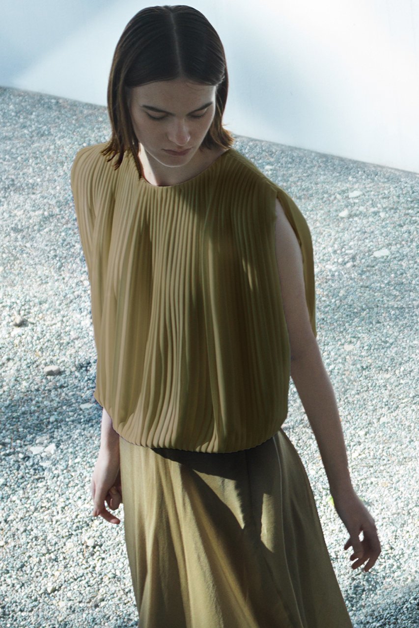 【エステータ/esteta】のドレープサテンプリーツブラウス 人気、トレンドファッション・服の通販 founy(ファニー) 　ファッション　Fashion　レディースファッション　Fashion for Women　トップス・カットソー　Cut & Sew Tops　キャミソール&ノースリーブ　Camisoles & Sleeveless Tops　シャツ・ブラウス・オフィスカジュアル　Elegant Blouses & Button-Ups　エレガント 上品　Elegant　サテン　Satin, Glossy Fabric　シンプル　Simple, Minimal　ドレープ　Drape, Draping Fabric　ノースリーブ　Sleeveless, No-Sleeve　プリーツ　Pleats, Pleated　再入荷　Restock / Back in Stock　other-6|ID: prp329100004442556 ipo3291000000032852424