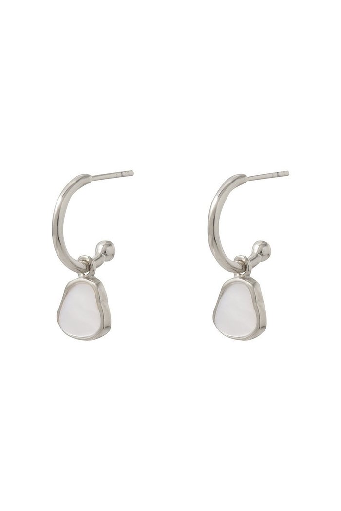 【デイジー ロンドン/DAISY LONDON】のMother Of Pearl Drop ピアス インテリア・キッズ・メンズ・レディースファッション・服の通販 founy(ファニー) https://founy.com/ ファッション Fashion レディースファッション Fashion for Women ジュエリー Jewelry ファッションリング Fashion Rings イヤリング・フープ・ドロップタイプ Hoop, Drop & Clip Earrings おすすめ Recommended / Our Picks イヤリング Earrings エレガント 上品 Elegant クール Cool, Chic シルバー Silver, Metallic Silver パール Pearl, Pearl Accent フープ Hoop, Hoop Earrings |ID: prp329100004452870 ipo3291000000035756992