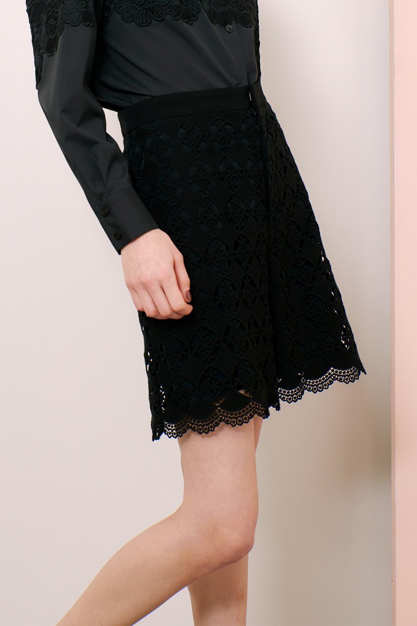 【アルアバイル/allureville】の【Loulou Willoughby】サークルケミカルバミューダパンツ 人気、トレンドファッション・服の通販 founy(ファニー) 　ファッション　Fashion　レディースファッション　Fashion for Women　パンツ　Pants & Trousers　ショートパンツ・ハーフパンツ　High-Waisted & Relaxed Shorts　クラシカル　Classical, Vintage-Inspired　ケミカル　Chemical, Chemical Wash　サークル　Circle, Round Design　ショート　Short, Short Length　スカラップ　Scallop, Scalloped Edge　フェミニン　Feminine, Girly　モチーフ　Motif, Design Theme　レース　Lace, Lace Fabric　エレガント 上品　Elegant　再入荷　Restock / Back in Stock　夏　Summer　春　Spring　S/S・春夏　SS, Spring/Summer, Warm Season　other-7|ID: prp329100004457669 ipo3291000000032706933