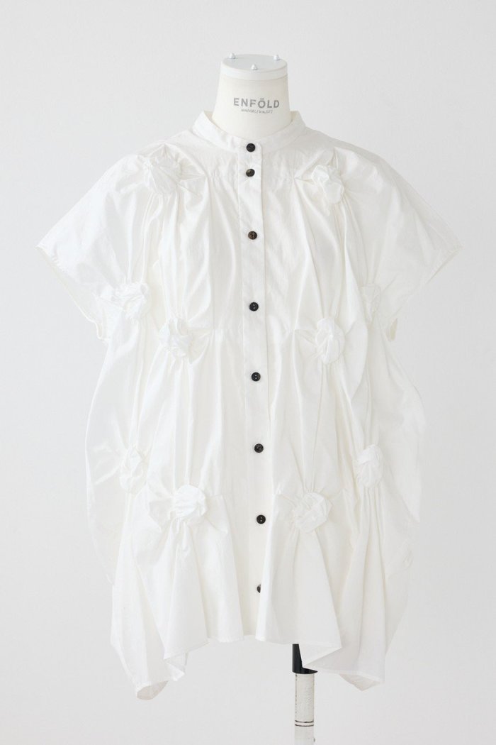 【エンフォルド/ENFOLD】のSoftタイプライター サークルシャーリング SH/シャツ インテリア・キッズ・メンズ・レディースファッション・服の通販 founy(ファニー) https://founy.com/ ファッション Fashion レディースファッション Fashion for Women トップス・カットソー Cut & Sew Tops シャツ・ブラウス・オフィスカジュアル Elegant Blouses & Button-Ups ギャザー Gathered, Ruffled サークル Circle, Round Design シャーリング Shirring, Ruched ショート Short, Short Length スリーブ Sleeve, Long Sleeve / Short Sleeve タイプライター Typewriter Fabric, Crisp Cotton フラワー Flower, Floral 半袖 Short Sleeve, Half Sleeve 定番 Standard, Basic Item |ID: prp329100004482882 ipo3291000000036395489