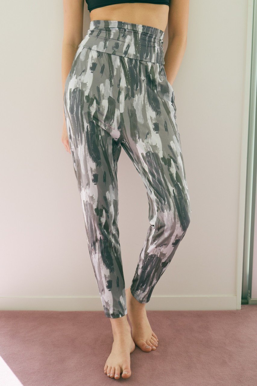 【ジュリエ/Julier】のVertical brushプリントギャザーパンツ 人気、トレンドファッション・服の通販 founy(ファニー) 　ファッション　Fashion　レディースファッション　Fashion for Women　パンツ　Pants & Trousers　スポーツウェア　Functional & Stylish Sportswear　スポーツ パンツ　Workout Pants / Training Shorts / Joggers　スポーツ　Sports, Activewear　プリント　Print, Printed Pattern　ヨガ　Yoga, Yoga Wear　リラックス　Relax, Relaxed Fit　今季　This Season, Current Season　再入荷　Restock / Back in Stock　other-8|ID: prp329100004493358 ipo3291000000035339098