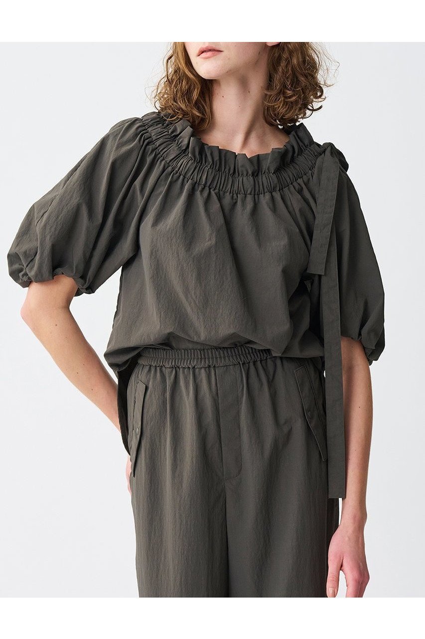 【アンクレイヴ/uncrave】のライトプルーフナイロン オフショルダーブラウス 人気、トレンドファッション・服の通販 founy(ファニー) 　ファッション　Fashion　レディースファッション　WOMEN　トップス・カットソー　Tops/Tshirt　シャツ/ブラウス　Shirts/Blouses　エレガント 上品　Elegant　オフショルダー　Off Shoulder　ギャザー　Gather　軽量　Lightweight　ショート　Short　スリーブ　Sleeve　フェミニン　Feminine　ボトム　Bottom　リボン　Ribbon　おすすめ　Recommend　other-8|ID: prp329100004504505 ipo3291000000031790627