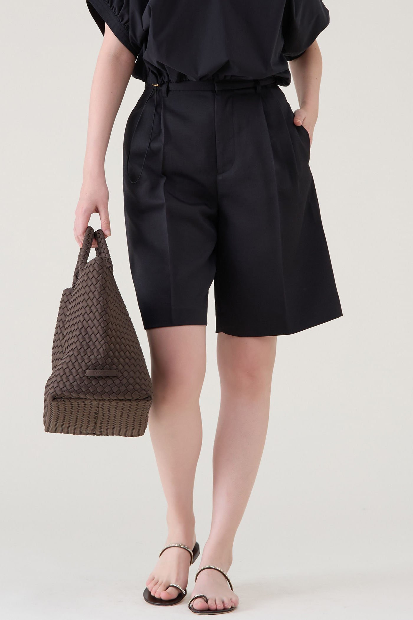 【マルティニーク/martinique】のツイルショートパンツ インテリア・キッズ・メンズ・レディースファッション・服の通販 founy(ファニー) 　ファッション　Fashion　レディースファッション　Fashion for Women　パンツ　Pants & Trousers　ショートパンツ・ハーフパンツ　High-Waisted & Relaxed Shorts　おすすめ　Recommended / Our Picks　クラシック　Classic, Timeless Style　ショート　Short, Short Length　ツイル　Twist, Twisted Detail　ブラック|ID: prp329100004506028 ipo3291000000032811416