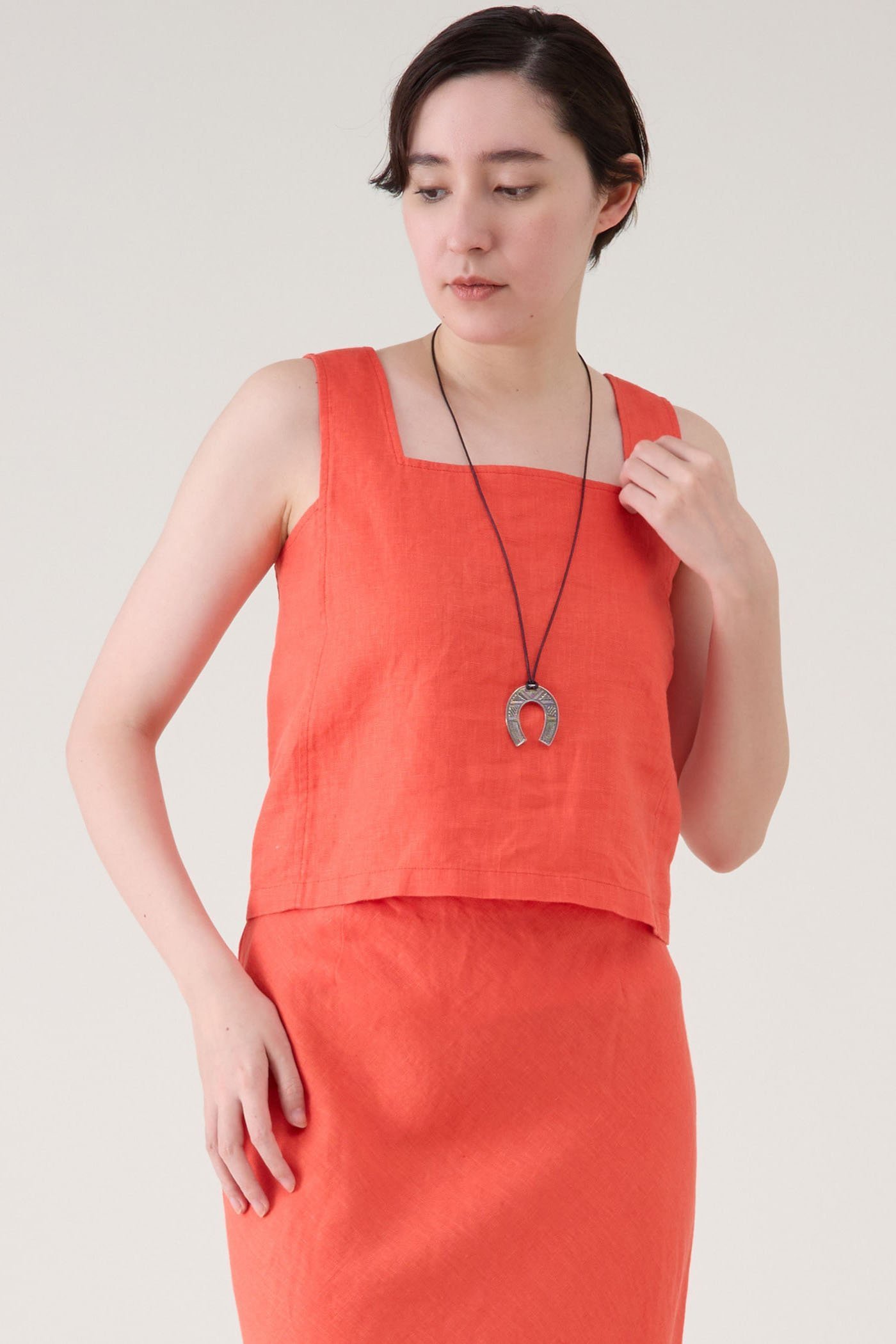 【マルティニーク/martinique】のウォッシュリネンノースリーブブラウス(セットアップ可) インテリア・キッズ・メンズ・レディースファッション・服の通販 founy(ファニー) 　ファッション　Fashion　レディースファッション　Fashion for Women　トップス・カットソー　Cut & Sew Tops　キャミソール&ノースリーブ　Camisoles & Sleeveless Tops　シャツ・ブラウス・オフィスカジュアル　Elegant Blouses & Button-Ups　おすすめ　Recommended / Our Picks　セットアップ　Set-Up, Coordinated Outfit　ノースリーブ　Sleeveless, No-Sleeve　リネン　Linen, Linen Fabric　ロング　Long, Long-Length　別注　Limited Edition, Custom Order　夏　Summer　定番　Standard, Basic Item　レッド|ID: prp329100004506031 ipo3291000000035724198