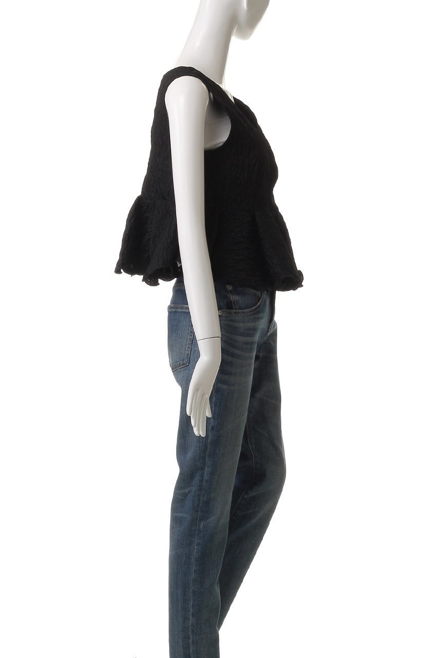 【マリリンムーン/MARILYN MOON】のフローティングジャガードラッフルベスト 人気、トレンドファッション・服の通販 founy(ファニー) 　ファッション　Fashion　レディースファッション　Fashion for Women　アウター　Coat / Outerwear Collection　トップス・カットソー　Cut & Sew Tops　キャミソール&ノースリーブ　Camisoles & Sleeveless Tops　シャツ・ブラウス・オフィスカジュアル　Elegant Blouses & Button-Ups　ベスト&ジレ / 重ね着スタイル　Vests & Gilets　カットソー　Cut and Sewn Top　サテン　Satin, Glossy Fabric　ジャカード／ジャガード　Jacquard, Woven Pattern　デニム　Denim, Jeans Material　ノースリーブ　Sleeveless, No-Sleeve　ベスト　Vest, Waistcoat　ボトム　Bottoms, Lower Wear　リュクス　Luxury, Elegant, High-End, Chic　夏　Summer　秋　Autumn　other-3|ID: prp329100004506047 ipo3291000000035822445