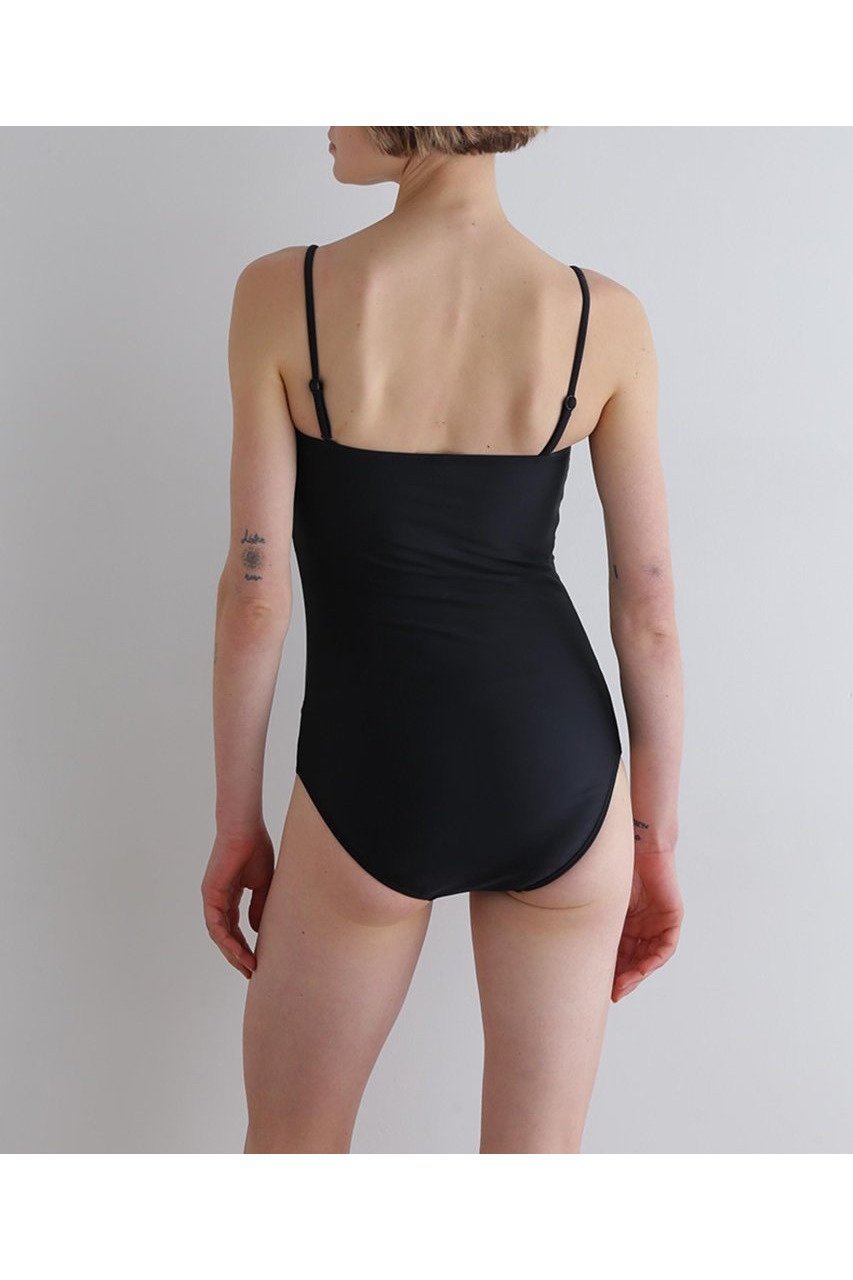 【ル フィル/LE PHIL】のフリルOP水着 人気、トレンドファッション・服の通販 founy(ファニー) 　ファッション　Fashion　レディースファッション　WOMEN　水着　Swimwear　水着　Swimwear　オフショルダー　Off Shoulder　シンプル　Simple　スタンダード　Standard　スポーツ　Sports　フリル　Frills　ラップ　Wrap　水着　Swimsuit　other-7|ID: prp329100004513399 ipo3291000000031901790