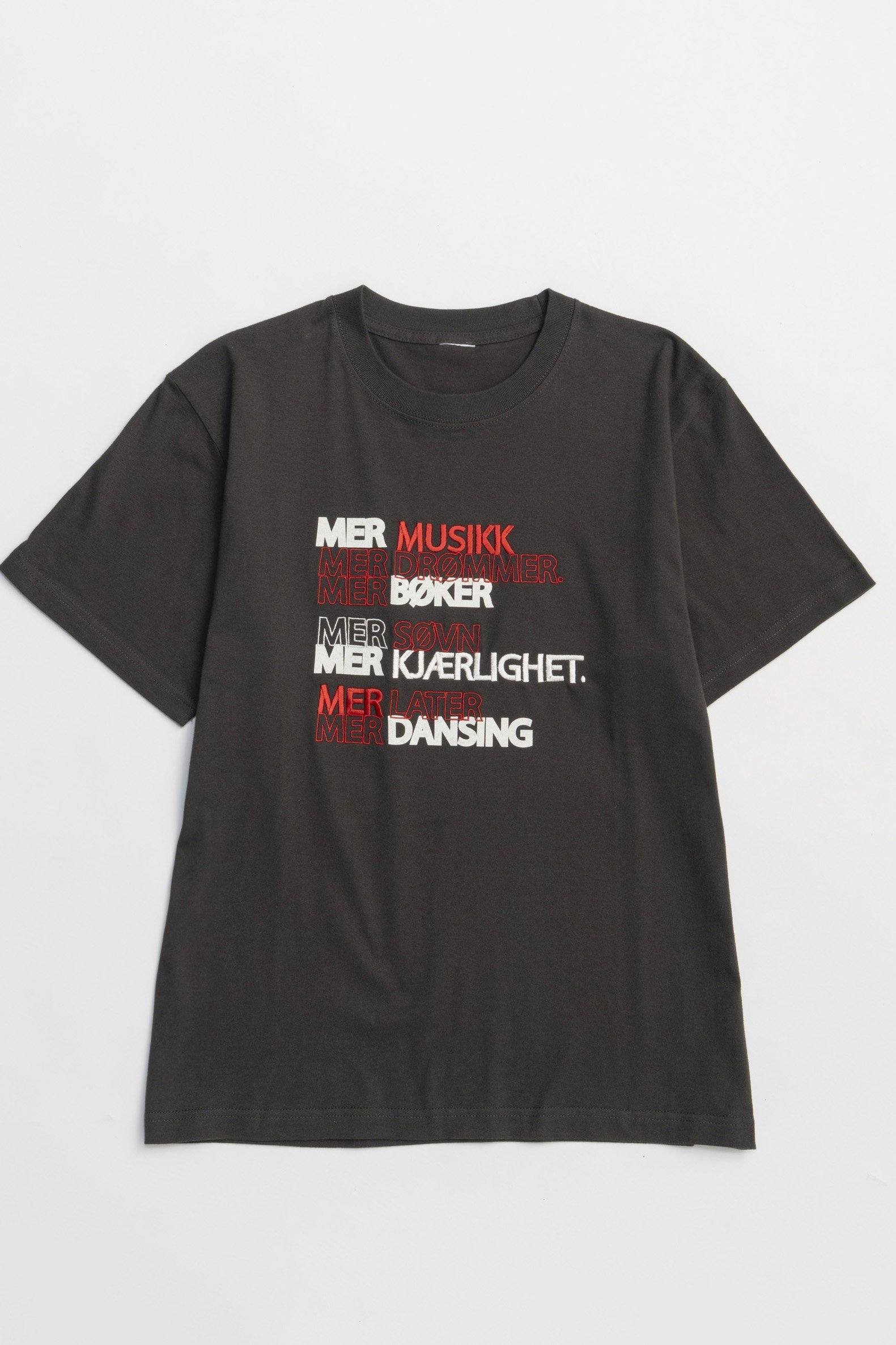 【メゾンスペシャル/MAISON SPECIAL】のLOVE LIFF Embroidery T-shirt/LOVE LIFFエンブロイダリーTシャツ インテリア・キッズ・メンズ・レディースファッション・服の通販 founy(ファニー) 　ファッション　Fashion　レディースファッション　WOMEN　トップス・カットソー　Tops/Tshirt　シャツ/ブラウス　Shirts/Blouses　ロング / Tシャツ　T-Shirts　カットソー　Cut and Sewn　エンブロイダリー　Embroidery　ショート　Short　スリーブ　Sleeve　トレンド　Trend　バランス　Balance　フォルム　Form　ロング　Long　おすすめ　Recommend　NEW・新作・新着・新入荷　New Arrivals　C.GRY(チャコールグレー)|ID: prp329100004544555 ipo3291000000032113126