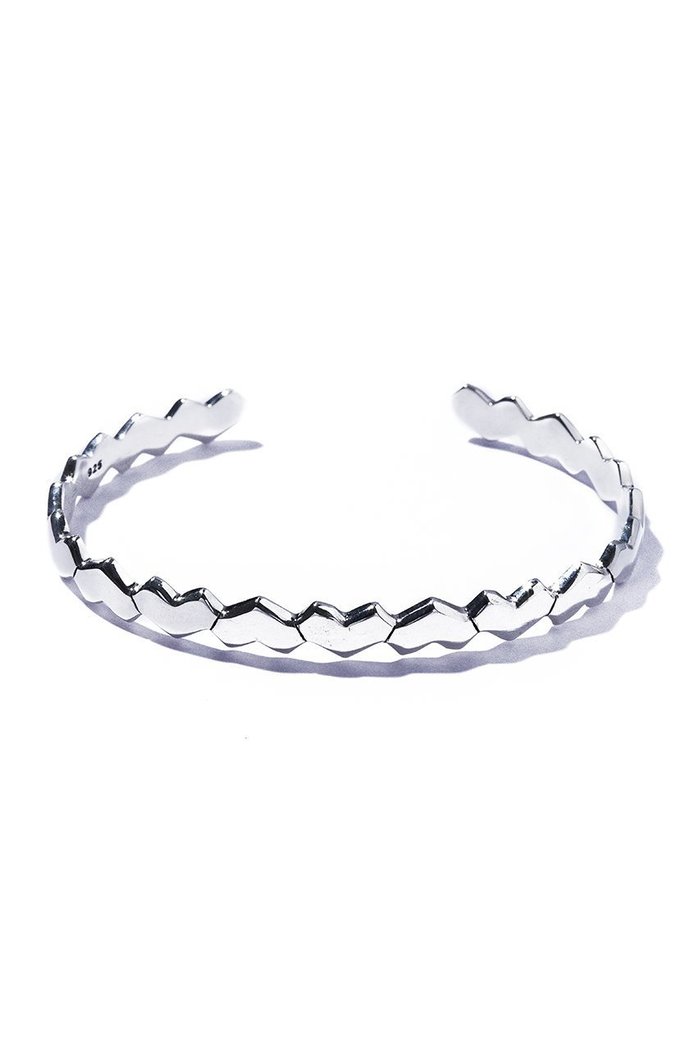 【クイップ クエイント/quip queint】のoff mind バングル インテリア・キッズ・メンズ・レディースファッション・服の通販 founy(ファニー) https://founy.com/ ファッション Fashion レディースファッション Fashion for Women ジュエリー Jewelry チェーン＆カフブレスレット Cuff & Chain Bracelets バングル・カフブレスレット Bangles & Cuff Bracelets シルバー Silver, Metallic Silver バングル Bangle, Bracelet フォルム Silhouette, Form モダン Modern, Contemporary |ID: prp329100004560504 ipo3291000000035758980