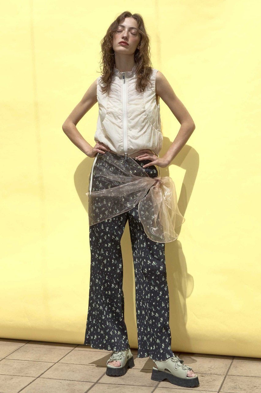 【メゾンスペシャル/MAISON SPECIAL】のAiry Sheer Gathered Vest/エアリーシアーギャザーベスト 人気、トレンドファッション・服の通販 founy(ファニー) 　ファッション　Fashion　レディースファッション　WOMEN　アウター　Coat Outerwear　トップス・カットソー　Tops/Tshirt　キャミソール / ノースリーブ　No Sleeves　シャツ/ブラウス　Shirts/Blouses　ベスト/ジレ　Gilets/Vests　ガーリー　Girly　キャップ　Cap　ギャザー　Gather　シアー　Sheer　スカーフ　Scarf　トレンド　Trend　ノースリーブ　No Sleeve　ベスト　Vest　ミックス　Mix　リップ　Lip　おすすめ　Recommend　夏　Summer　NEW・新作・新着・新入荷　New Arrivals　other-2|ID: prp329100004563622 ipo3291000000032272205