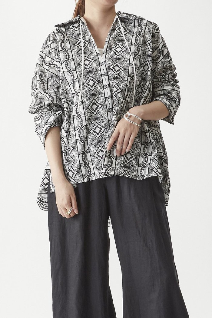 【プルミエ アロンディスモン/1er Arrondissement】のジオメトリックエンブロイダリーキーネックシャツ インテリア・キッズ・メンズ・レディースファッション・服の通販 founy(ファニー) https://founy.com/ ファッション Fashion レディースファッション Fashion for Women トップス・カットソー Cut & Sew Tops シャツ・ブラウス・オフィスカジュアル Elegant Blouses & Button-Ups アクセサリー Fashion Accessories カフス Cuff Design スラックス Slacks, Dress Pants スリーブ Sleeve, Long Sleeve / Short Sleeve ボトム Bottoms, Lower Wear リネン Linen, Linen Fabric レース Lace, Lace Fabric ロング Long, Long-Length 再入荷 Restock / Back in Stock |ID: prp329100004565407 ipo3291000000035378945