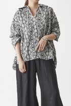 【プルミエ アロンディスモン/1er Arrondissement】のジオメトリックエンブロイダリーキーネックシャツ オフホワイト|ID:prp329100004565407