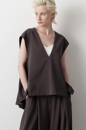 【ヒューエルミュージアム/hueLe Museum】の【STUMBLY】Back Peplum Gilet 人気、トレンドファッション・服の通販 founy(ファニー) ファッション Fashion レディースファッション Fashion for Women アウター Coat / Outerwear Collection トップス・カットソー Cut & Sew Tops シャツ・ブラウス・オフィスカジュアル Elegant Blouses & Button-Ups ベスト&ジレ / 重ね着スタイル Vests & Gilets スリーブ Sleeve, Long Sleeve / Short Sleeve フレア Flare, Flared フロント Front, Front Design ペプラム Peplum, Flared Hem ロング Long, Long-Length 再入荷 Restock / Back in Stock 切替 Switching, Contrast Panel 定番 Standard, Basic Item |ID:prp329100004570160