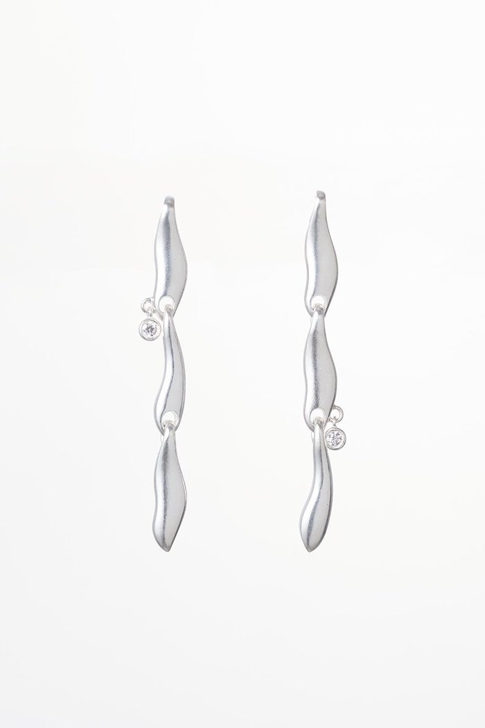 【エネイ/ENEY】の【FLOW】 SV925 アシンメトリーピアス インテリア・キッズ・メンズ・レディースファッション・服の通販 founy(ファニー) https://founy.com/ ファッション Fashion レディースファッション Fashion for Women ジュエリー Jewelry ファッションリング Fashion Rings イヤリング・フープ・ドロップタイプ Hoop, Drop & Clip Earrings アシンメトリー Asymmetrical Style イヤリング Earrings エレガント 上品 Elegant コレクション Collection, Seasonal Line ダイヤモンド Diamond, Brilliant Cut チェーン Chain, Chain Strap フォルム Silhouette, Form モチーフ Motif, Design Theme |ID: prp329100004571565 ipo3291000000035790026