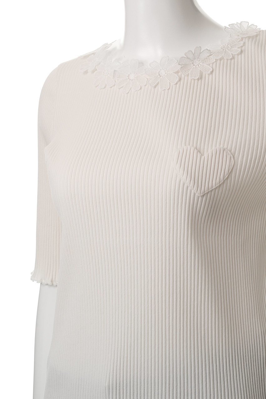 【ミュベール/MUVEIL】のフラワーレース付きハートパッチTシャツ 人気、トレンドファッション・服の通販 founy(ファニー) 　ファッション　Fashion　レディースファッション　Fashion for Women　トップス・カットソー　Cut & Sew Tops　シャツ・ブラウス・オフィスカジュアル　Elegant Blouses & Button-Ups　ロングTシャツ・Tシャツ　Longline T-Shirts & Tees　カットソー・ベーシックTシャツ　Cut-and-Sewn Tops / Stretch Tees & Basics　インナー　Innerwear　ショート　Short, Short Length　シンプル　Simple, Minimal　スリーブ　Sleeve, Long Sleeve / Short Sleeve　パッチ　Patch, Appliqué　フラワー　Flower, Floral　レース　Lace, Lace Fabric　ワイド　Wide, Wide Fit　other-5|ID: prp329100004575710 ipo3291000000036201187