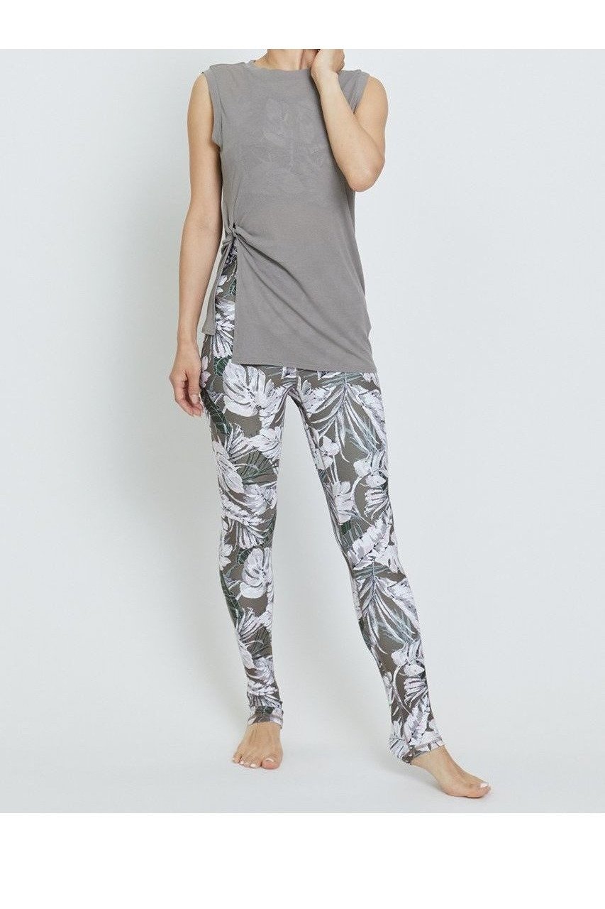 【ジュリエ/Julier】のlauae leafプリント スーパーハイレギンス インテリア・キッズ・メンズ・レディースファッション・服の通販 founy(ファニー) 　ファッション　Fashion　レディースファッション　Fashion for Women　パンツ　Pants & Trousers　レギンス　Leggings & Stretch Pants　スポーツウェア　Functional & Stylish Sportswear　おすすめ　Recommended / Our Picks　スポーツ　Sports, Activewear　ビーチ　Beach, Seaside　プリント　Print, Printed Pattern　リゾート　Resort, Vacation Style　リーフ　Leaf, Botanical Leaf　レギンス　Leggings, Stretch Pants　再入荷　Restock / Back in Stock　ブラウン|ID: prp329100004580309 ipo3291000000032451918