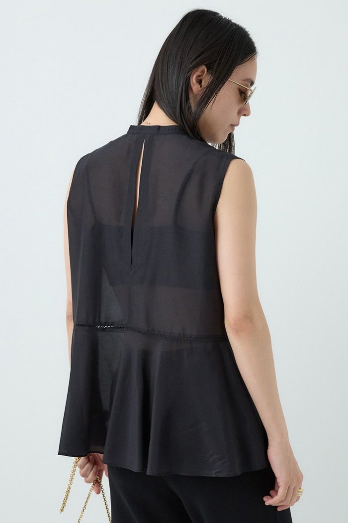 【カオス/Chaos】のシルクコットンブロウブラウス インテリア・キッズ・メンズ・レディースファッション・服の通販 founy(ファニー) https://founy.com/ ファッション Fashion レディースファッション Fashion for Women トップス・カットソー Cut & Sew Tops キャミソール&ノースリーブ Camisoles & Sleeveless Tops シャツ・ブラウス・オフィスカジュアル Elegant Blouses & Button-Ups なめらか Smooth, Silky Texture シルク Silk, 100% Silk ノースリーブ Sleeveless, No-Sleeve フロント Front, Front Design ラッフル Ruffle, Frill レース Lace, Lace Fabric エレガント 上品 Elegant |ID: prp329100004581778 ipo3291000000035759153