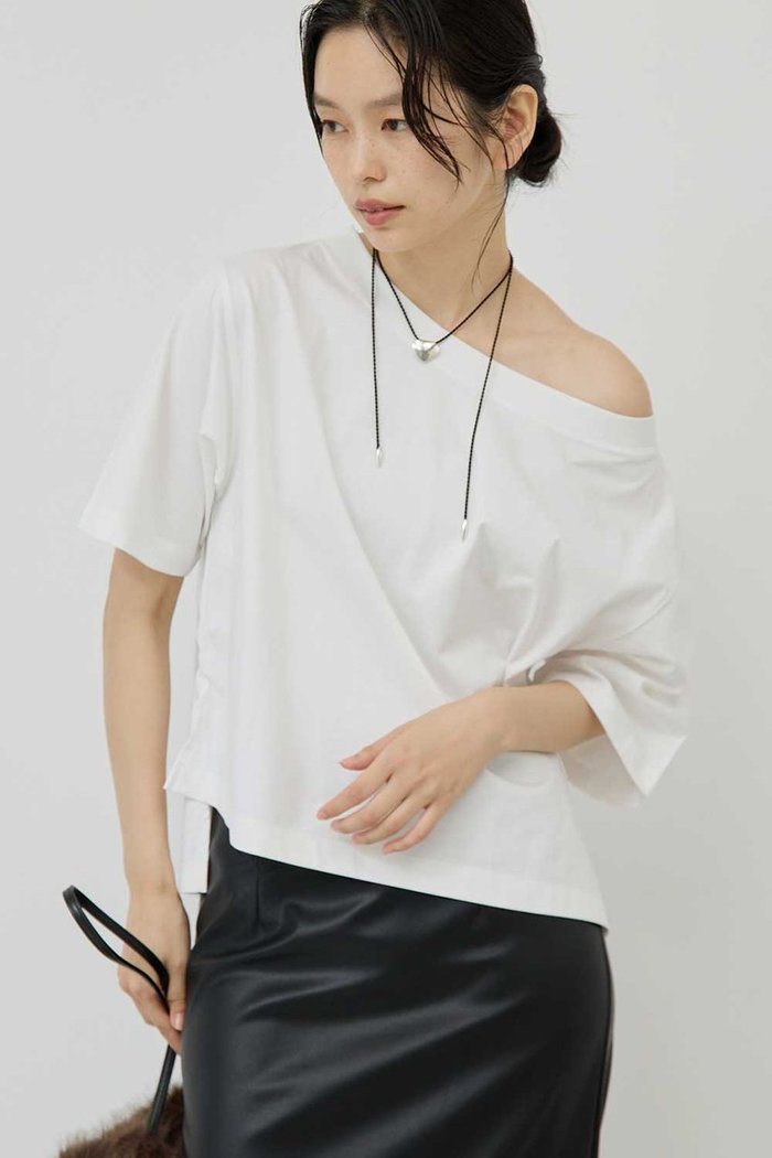 【ガリャルダガランテ/GALLARDAGALANTE】のオフショルTee インテリア・キッズ・メンズ・レディースファッション・服の通販 founy(ファニー) https://founy.com/ ファッション Fashion レディースファッション Fashion for Women トップス・カットソー Cut & Sew Tops シャツ・ブラウス・オフィスカジュアル Elegant Blouses & Button-Ups ロングTシャツ・Tシャツ Longline T-Shirts & Tees カットソー・ベーシックTシャツ Cut-and-Sewn Tops / Stretch Tees & Basics 2025年 2025 2025-2026秋冬・A/W Autumn/Winter 2025–26 AW25–26 カットソー Cut and Sewn Top ショルダー Shoulder, Shoulder Strap ショート Short, Short Length シンプル Simple, Minimal スリーブ Sleeve, Long Sleeve / Short Sleeve A/W・秋冬 Autumn/Winter |ID: prp329100004585470 ipo3291000000032513463