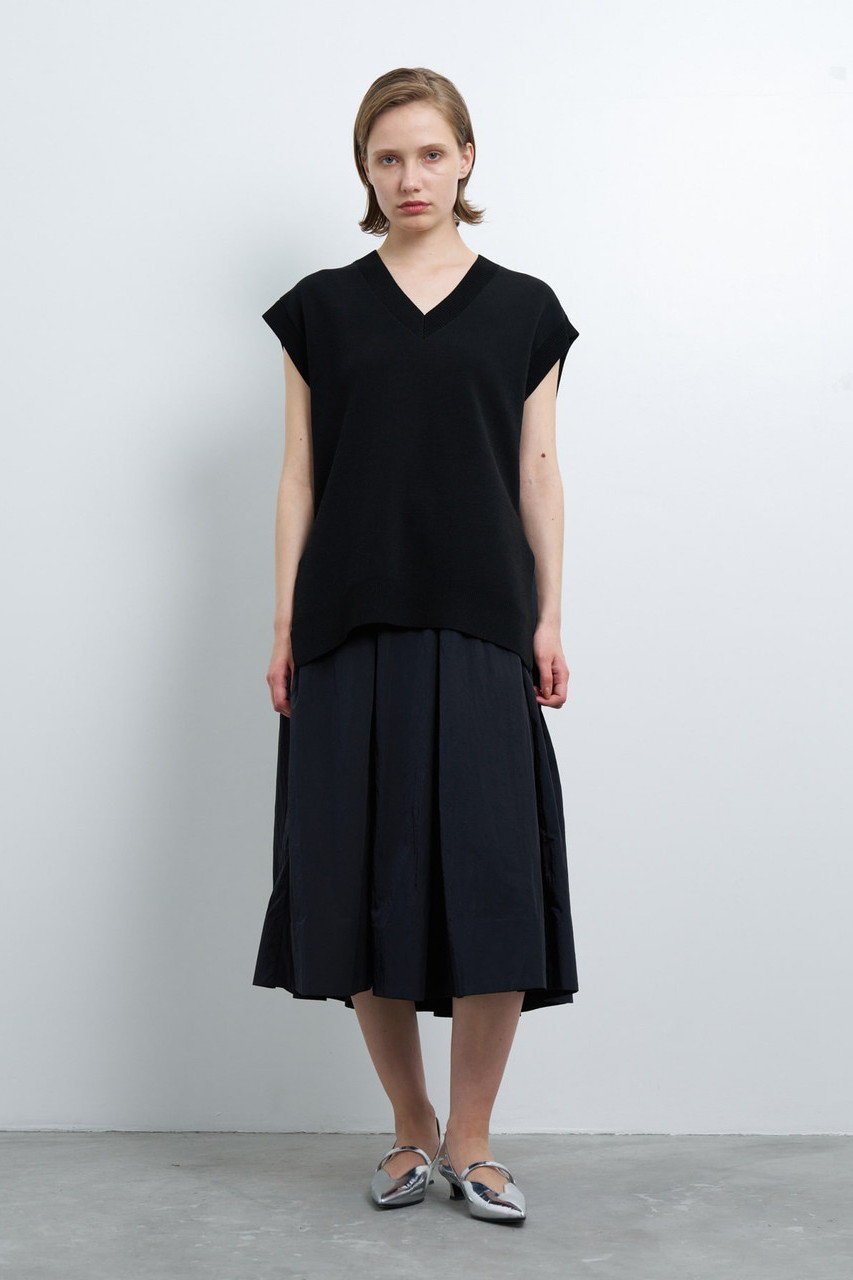 【ランバン オン ブルー/LANVIN en Bleu】のVネックニットベスト 人気、トレンドファッション・服の通販 founy(ファニー) 　ファッション　Fashion　レディースファッション　Ladies' Fashion Online　トップス・カットソー　Tops/Tshirt　ニット　Knit Tops　ベスト/ジレ　Gilets/Vests　プルオーバー　Pullover　Vネック　V-Neck　シンプル　Simple　スリット　Slit　夏　Summer　春　Spring　S/S・春夏　Ss・Spring/Summer　A/W・秋冬　Aw・Autumn/Winter・Fw・Fall-Winter　other-6|ID: prp329100004585480 ipo3291000000032513562