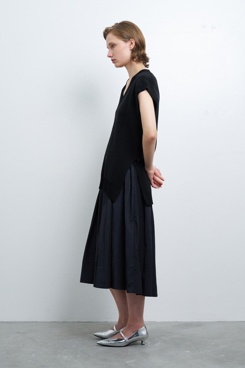 【ランバン オン ブルー/LANVIN en Bleu】のVネックニットベスト 人気、トレンドファッション・服の通販 founy(ファニー) 　ファッション　Fashion　レディースファッション　Ladies' Fashion Online　トップス・カットソー　Tops/Tshirt　ニット　Knit Tops　ベスト/ジレ　Gilets/Vests　プルオーバー　Pullover　Vネック　V-Neck　シンプル　Simple　スリット　Slit　夏　Summer　春　Spring　S/S・春夏　Ss・Spring/Summer　A/W・秋冬　Aw・Autumn/Winter・Fw・Fall-Winter　other-7|ID: prp329100004585480 ipo3291000000032513563